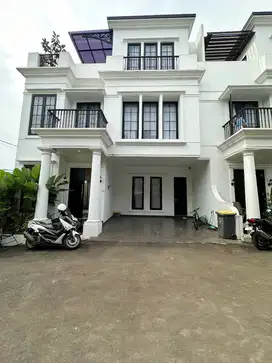 Rumah MEWAH [akses 2 mobil] Dekat Gerbang Tol Setu Cipayung Jakarta Timur 3Lt  [HOOK]