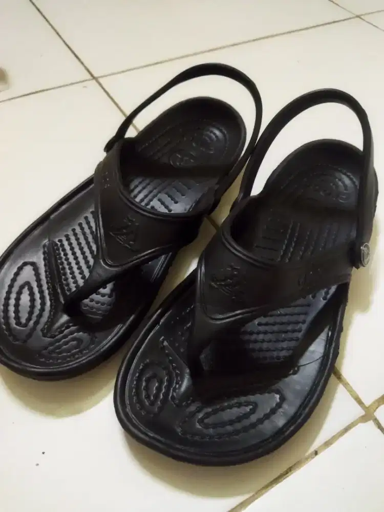 Sandal jepit Crocs strap