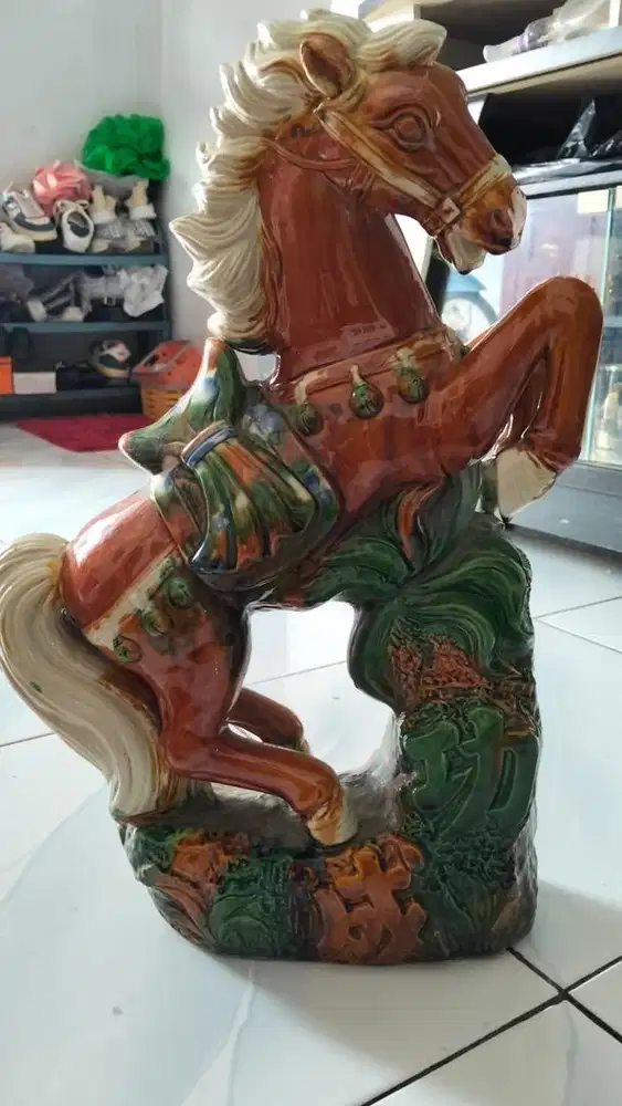 keramik kuda ruang tamu