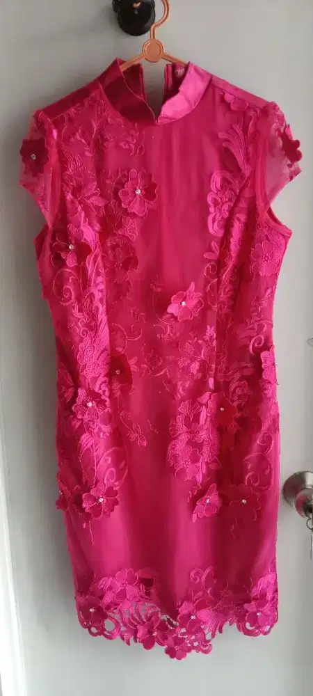 Baju dreas warna pink kilat dibalut dengan renda dan manik2 mewah
