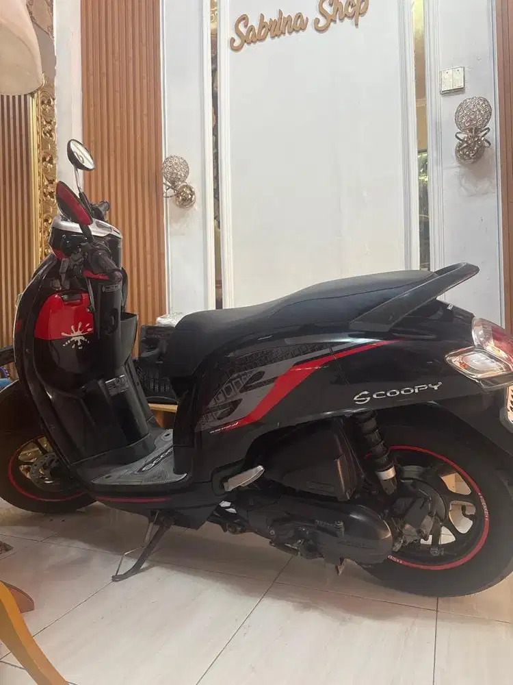 Motor scoopy sporty hitam tahun 2019