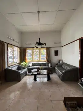Dijual Rumah Luas Semi Furnished Lokasi Strategis di Cihapit