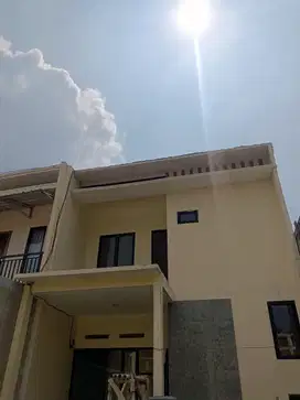 5 menit ke CCM rumah 2 lantai 3 KT dan 2 KM legalitas SHM