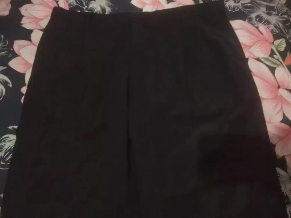 Di jual celana keper ukuran 43 masik bagus dan mulus cantik