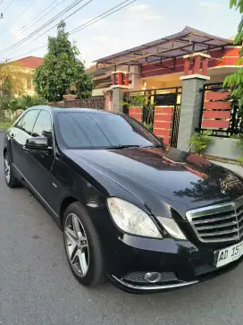 DI JUAL Mercedes Benz  E 250  W212 sedan 2010. 48.000 KM asli.