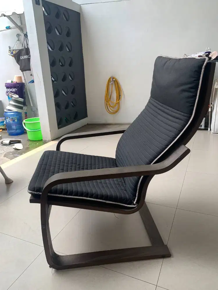 IKEA POÄNG Kursi Berlengan Cokelat (Rusak Kaki Patah)
