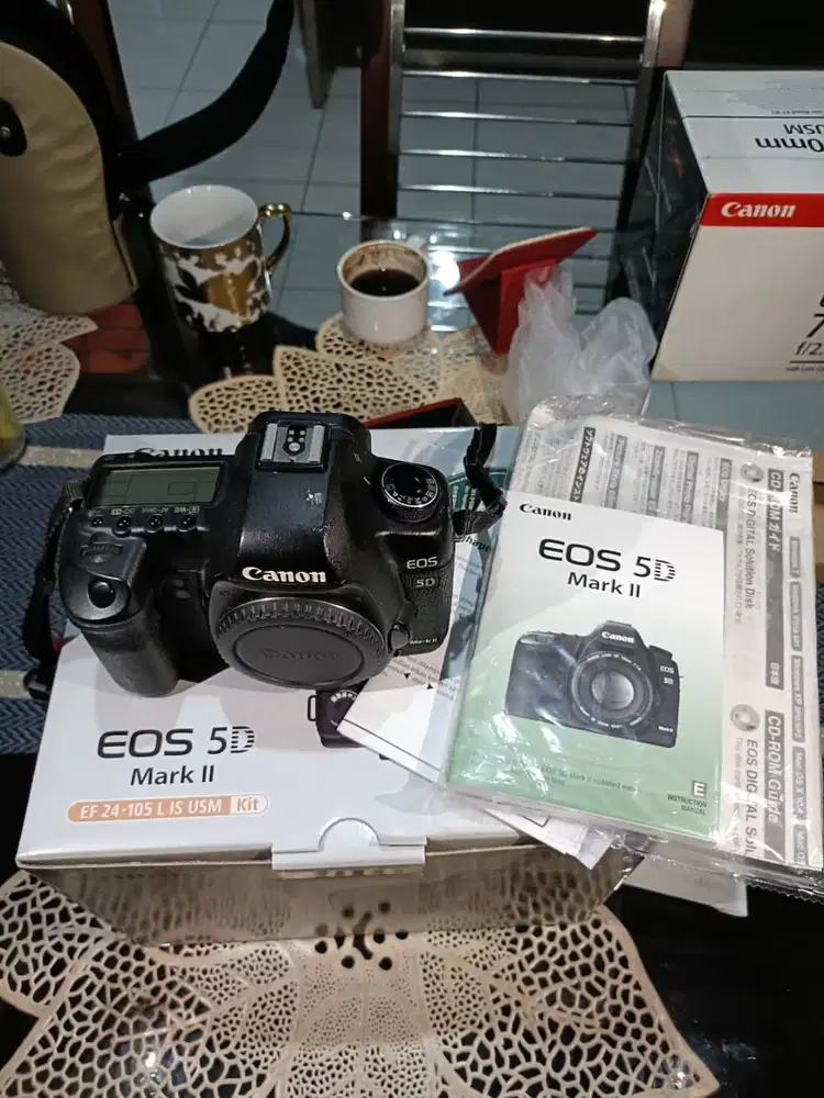 Di Jual Paket lengkap Camera DSLR merk Canon EOS 5D Mark II . Pemakaia