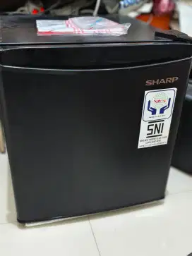 Lemari Es mini Sharp warna hitam