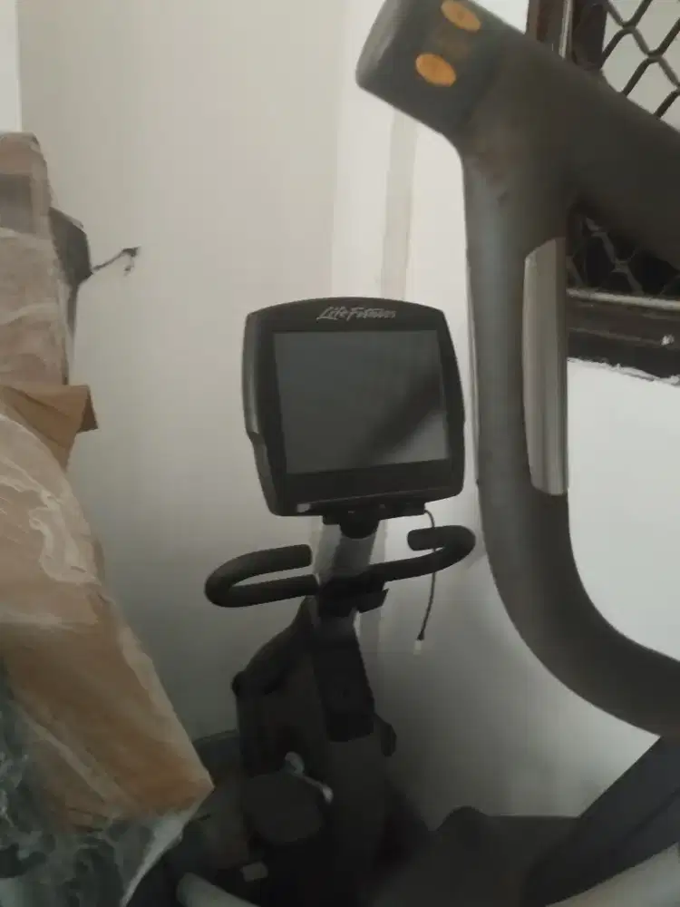 Dijual as is, alat fitness bekas merek octane dan life fitness