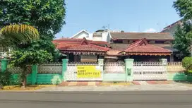 Rumah Lama Posisi Hook Lokasi Tenang di Jl Cempaka Putih Timur VII