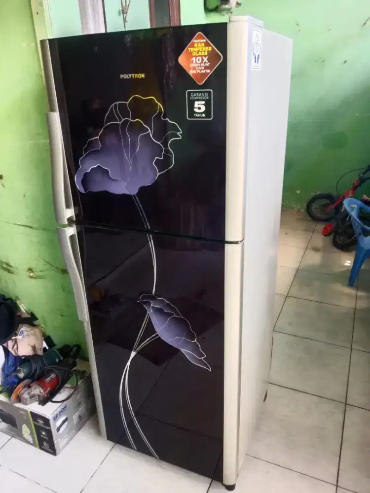 Kulkas 2 pintu polytron bagus ..