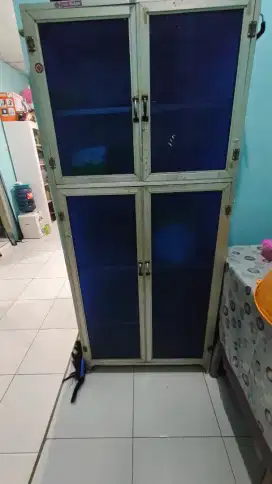 Lemari alat makan