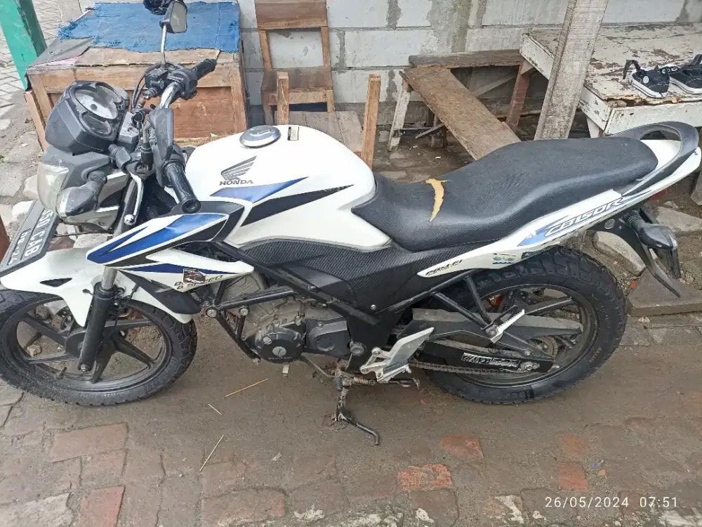 Honda cb150r tahun 2014 warna putbir