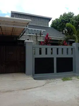 Rumah Asri 2 Lantai Dengan Halaman Depan dan Belakang
