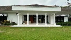 Hunian nyaman dengan lokasi yang sangat strategis dan halaman yg luas