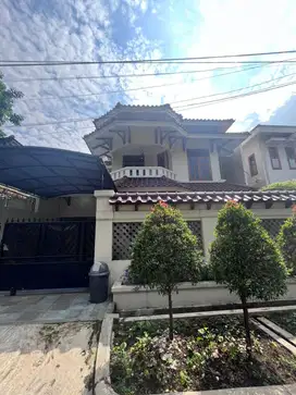 Disewakan Rumah Besar dengan Pool, lokasi di Kuningan Jakarta Selatan