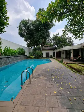Disewakan Rumah 4 kamar Tidur dengan Pool dan Garden yang Luas, Lokasi Kuningan Jakarta Selatan