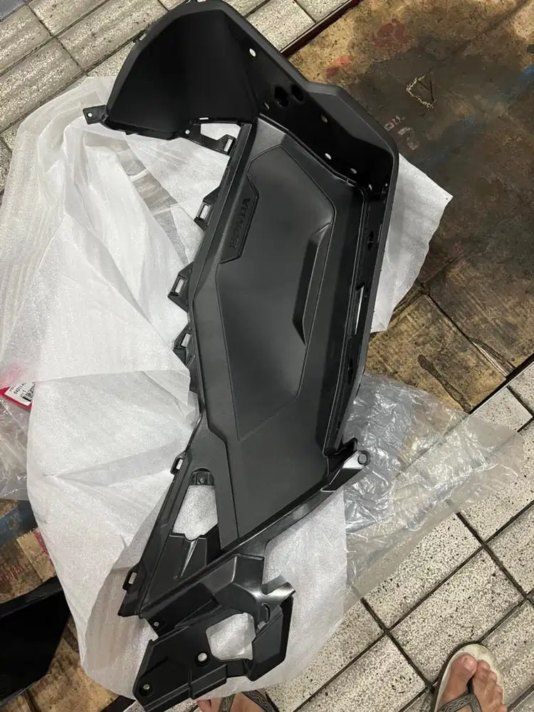 Step floor(pijakan kaki) sebelah kanan honda adv 150cc