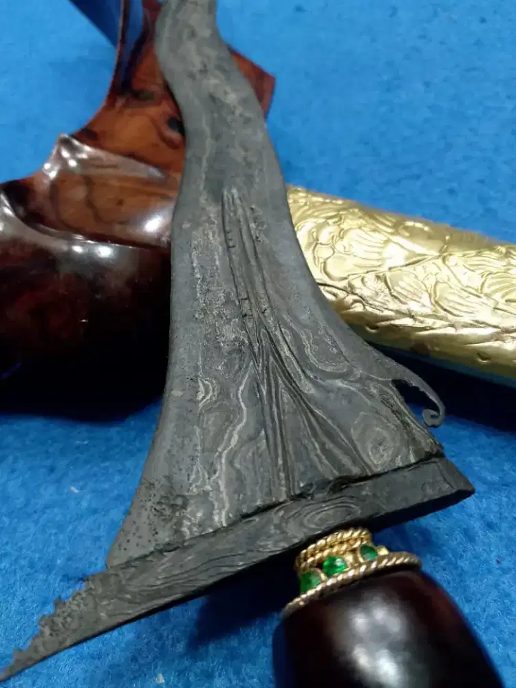 Keris sepuh Panimbal pamor Wengkon Isen Warangka Ladrang solo