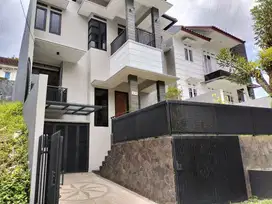 RUMAH TINGGAL MODERN SPLIT LEVEL BARU RENOVASI DI SETIABUDI REGENCY KA