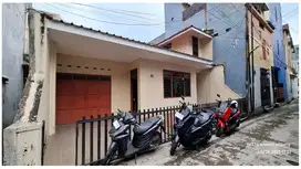 dijual rumah lama terpelihara acol tengah dekat pasar ancol cocok utk kost, kantor, rumah tinggal
