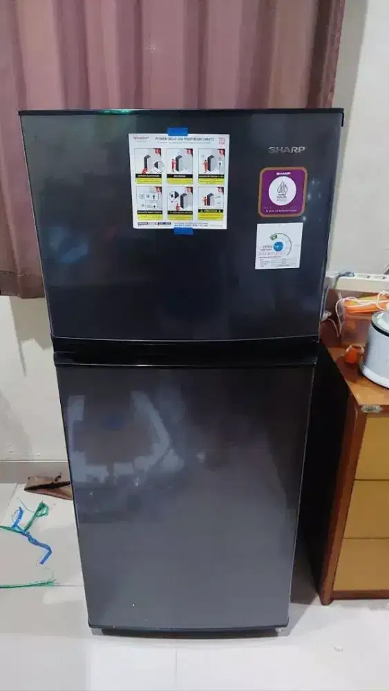 Kulkas sharp pemakaian baru 2 bulan