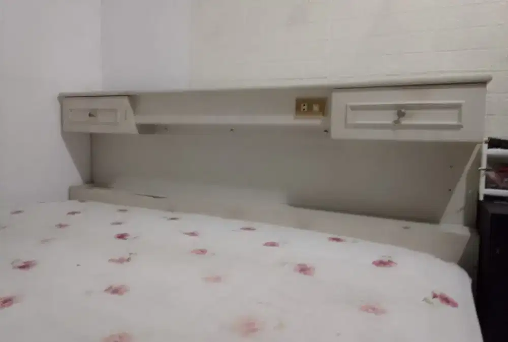Satu set lemari pakaian dan ranjang