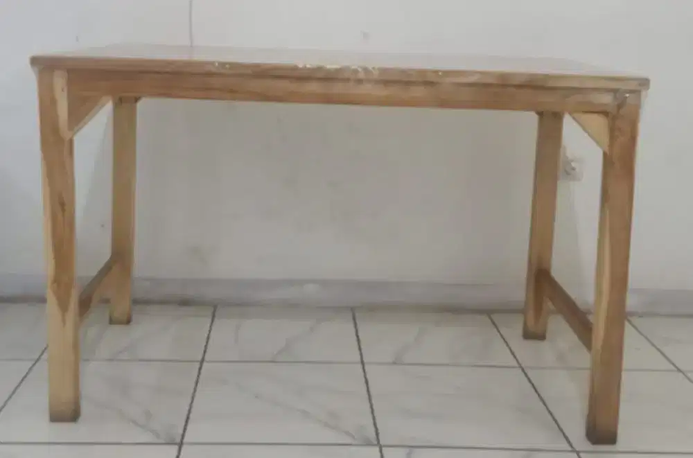Meja makan kayu minimalis