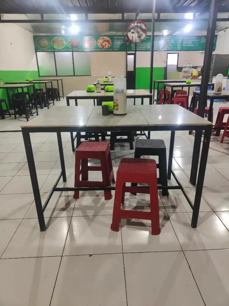 Meja makan alas keramik