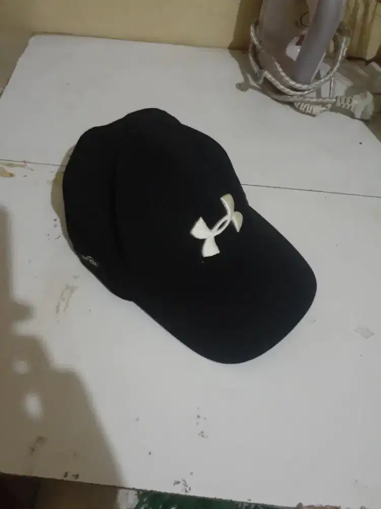 Topi Snapback black colour