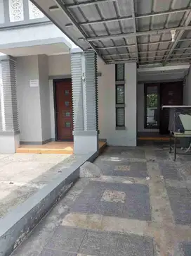 Disewakan Rumah Bagus 1lt  depan taman di Cluster Aralia