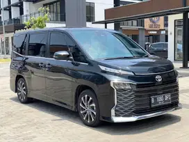 TOYOTA VOXY 2.0 AT 2022 HITAM
