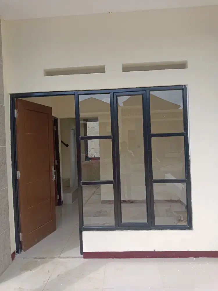 Ke rumah dijual 2 lantai minimalis dengan taman luas di Cibinong