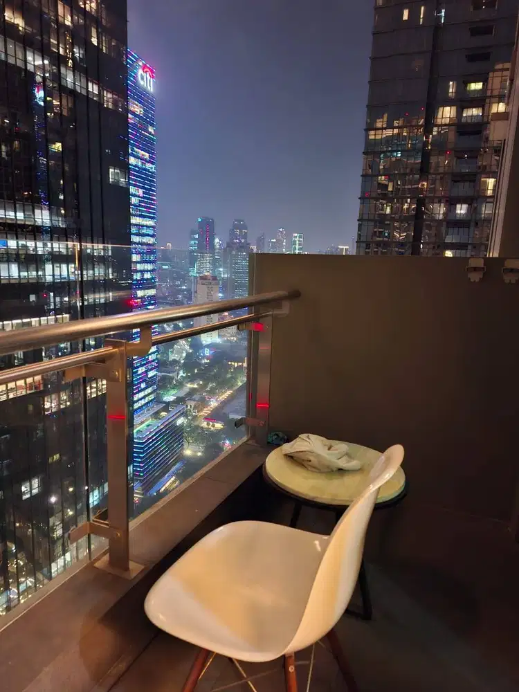 APARTMENT RESIDENT 8