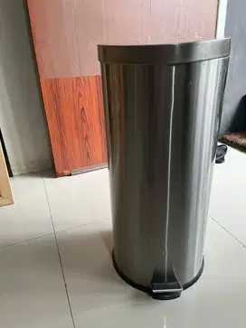 Tempat sampah/ tong sampah