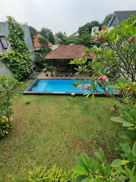 Jual/Sewa Rumah 4 Kamar Tidur dengan Taman Luas & Pool di Cipete, Jakarta Selatan