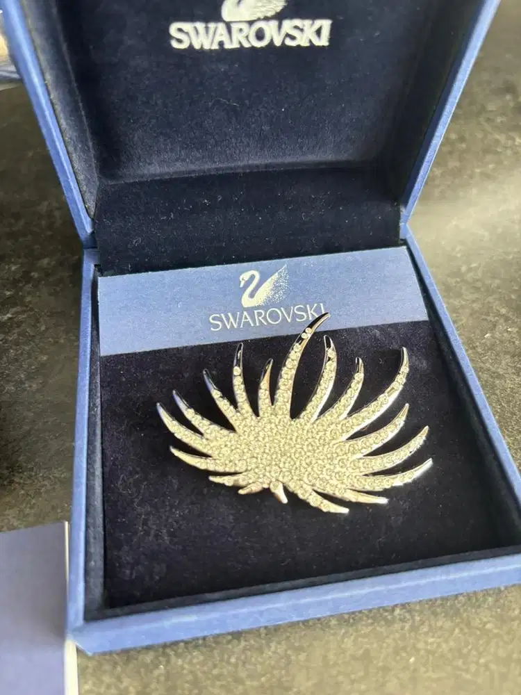 Bros aksesoris wanita dari Swarovski
