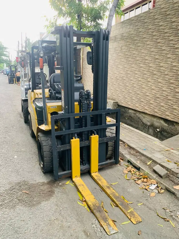 FORKLIFT BEKAS CATERPILLAR 3 TON MAST TRILIFT BERGARANSI MESIN