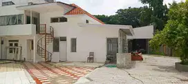 Sewa / jual jln raya darmo pusat kota cck utk kantor cafe dll halaman parkir luas