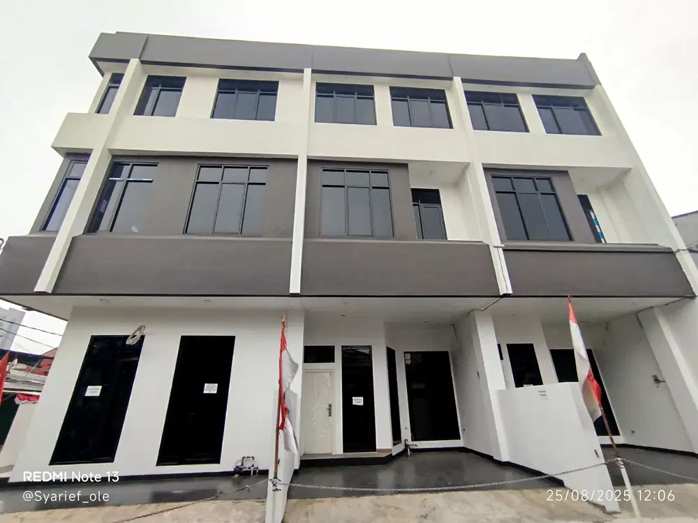 DIJUAL RUMAH 3 LANTAI LOKASI STRATEGI BISA KPR DI KEMAYORAN JKT PUSAT