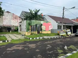 Tanah Ada Bangunan Rusak Depan Taman Di Taman Yasmin Dekat Stasiun