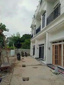 Rumah 2.5 Lantai Condet Jakarta Timur Masuk Mobil