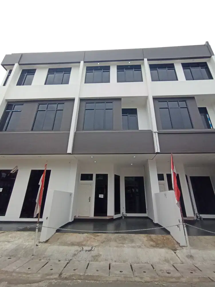 Dijual Rumah 3,5 lantai bangunan baru 10 menit dr PRJ