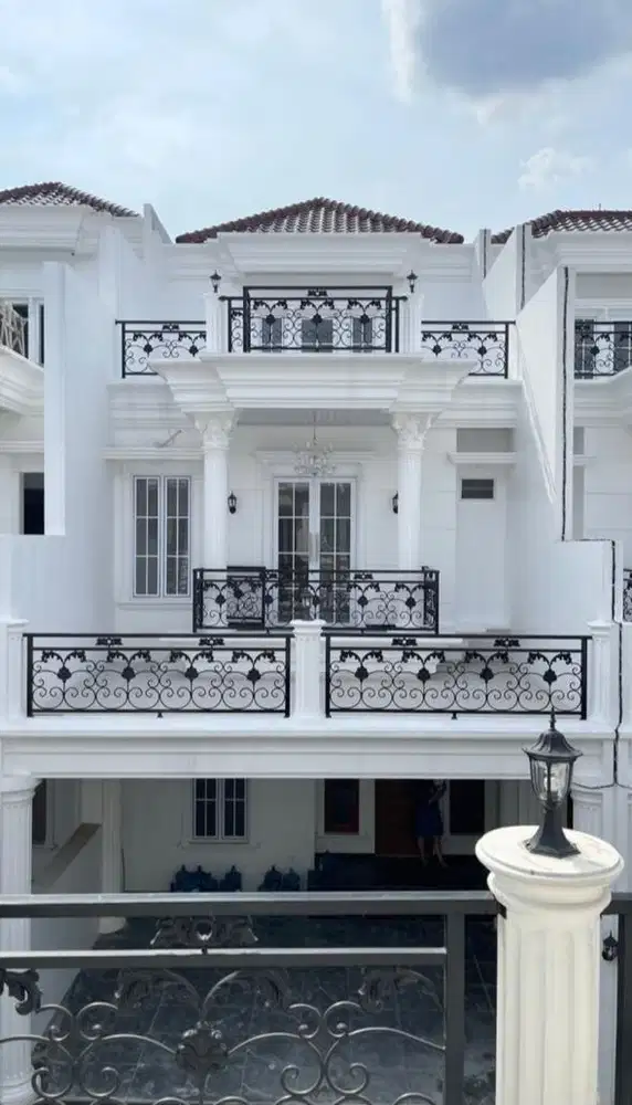 RUMAH MEWAH 3 LANTAI LOKASI PREMIUM SELANGKAH KE PINTU TOL