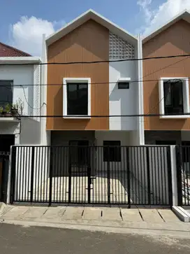 DIJUAL SCANDINAVIAN TOWNHOUSE 3 LANTAI MERUYA JAKARTA BARAT