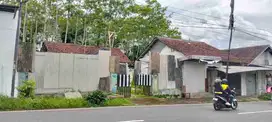 TANAH 489 BONUS RUMAH LOKASI PINGGIR JALAN SEMPUSARI JEMBER