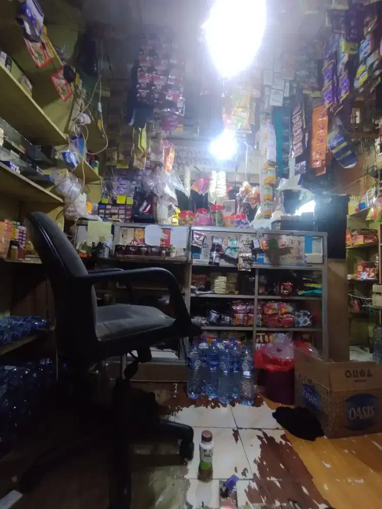 Jaga warung dikalibata