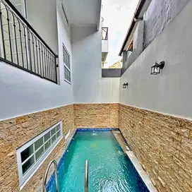 RUMAH BARU DESAIN MODERN , KOLAM RENANG, BEBAS BANJIR PEJATEN BARAT