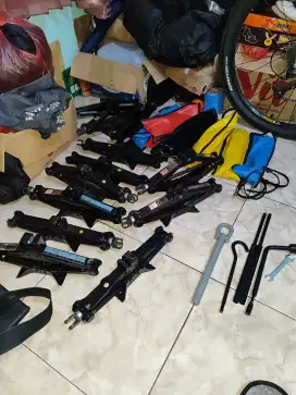 Dongkrak Mobil Bekas Dan Tool Kit