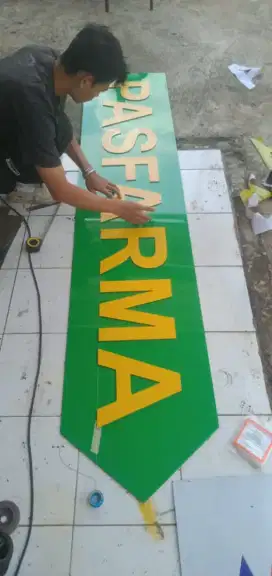 Produsen huruf timbul dan neonbox